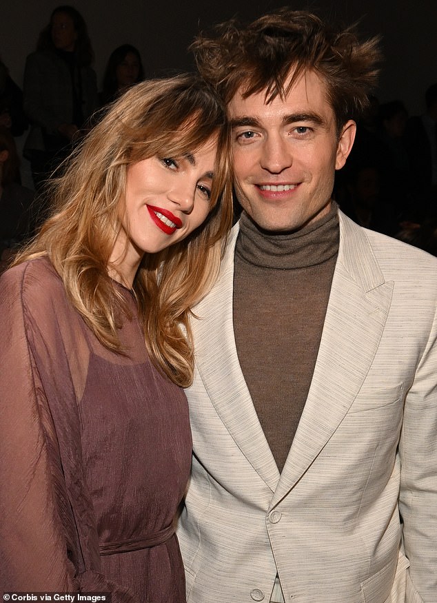 رحبت Twilight Heartthrob البالغة من العمر 39 عامًا ابنته بمغنية خطيبته Suki Waterhouse ، 33 عامًا ، في مارس 2024 ؛ سوكي وروبرت في الصورة 2022