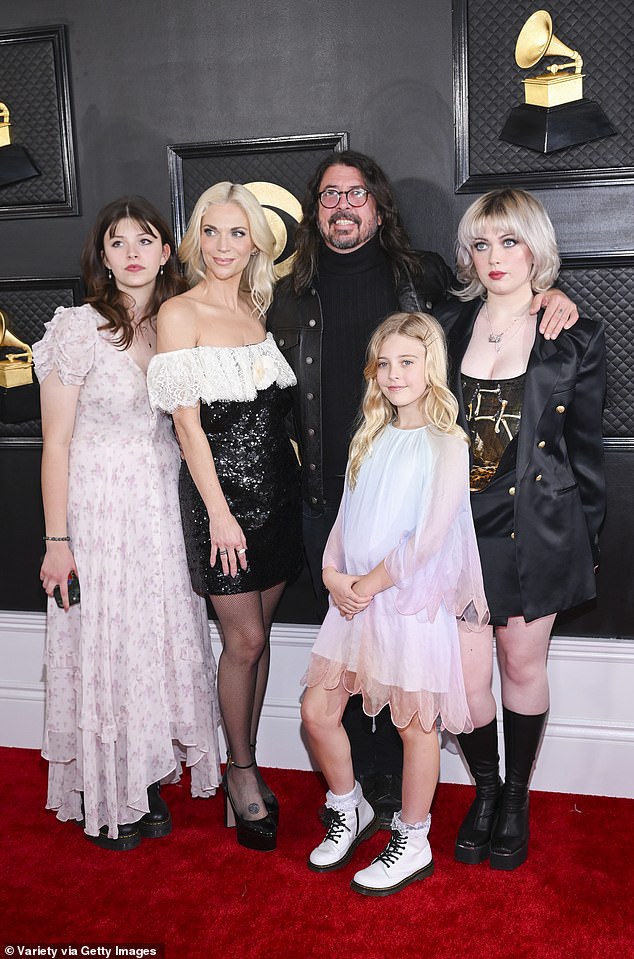 يأتي إطلاق النار في فريز بعد ما يقرب من ثمانية أشهر بعد أن رحب Grohl بطفلة مع مروحة روك جينيفر يونغ - يشارك ثلاث بنات أكبر سناً - فيوليت ، 18 عامًا ؛ هاربر ، 15 ؛ وأوفيليا ، 10 - مع زوجته ، جوردين بلوم ؛ شوهد مع عائلته في عام 2023 في لوس أنجلوس