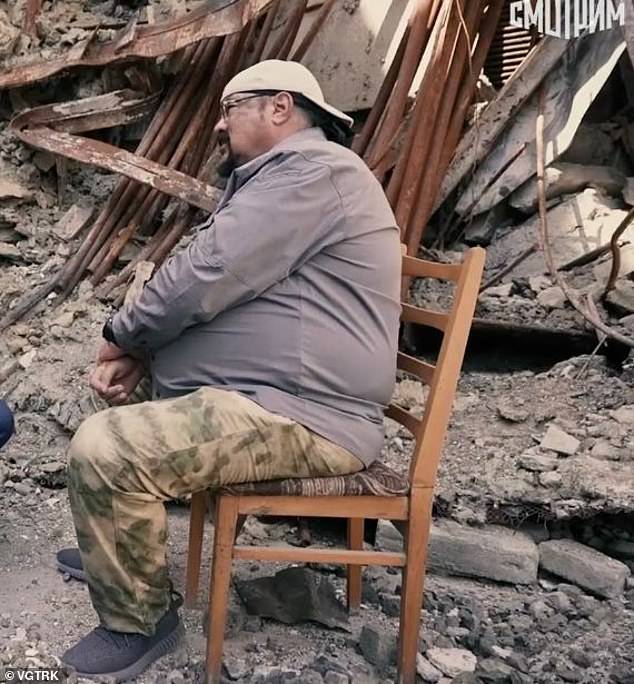 لم يخجل صانعو الأفلام من إظهار زيادة وزن سيجال-على النقيض الحاد مع الرقم الذي تم تدريبه على الفنان القتالي الذي يجسده ذات مرة
