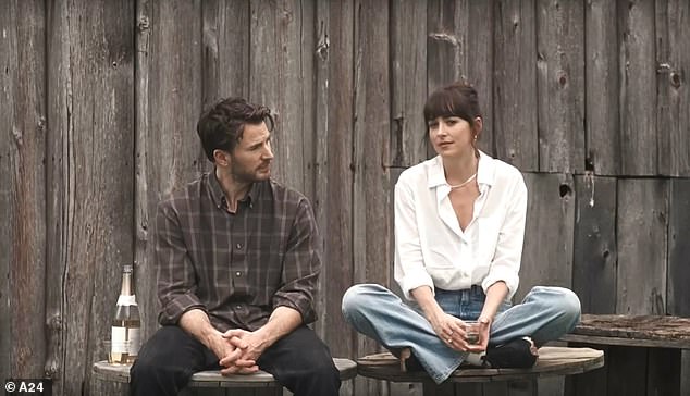 لكن أولاً ، يمكن للجمهور أن يمسك كريس بصفته نادل Lovesick John in Celine Song Matchmative Rom -Com Material - ضربنا في 13 يونيو - إلى جانب داكوتا جونسون (R) و Pedro Pascal