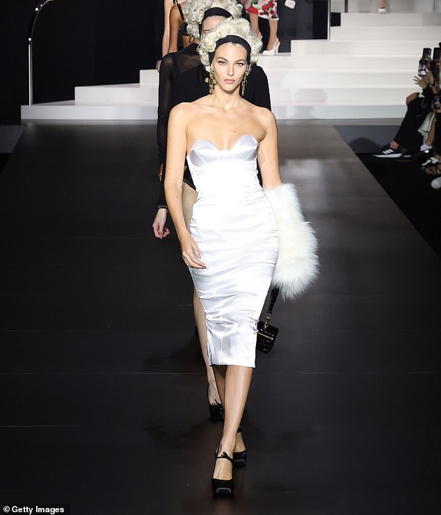 كان لورين في متجر Dolce & Gabbana في ميلانو الأسبوع الماضي ؛ هنا شوهدت صديقة ليوناردو دي كابريو Vittoria Ceretti وهي تصمم فستان زفاف من مجموعة ربيع 2025