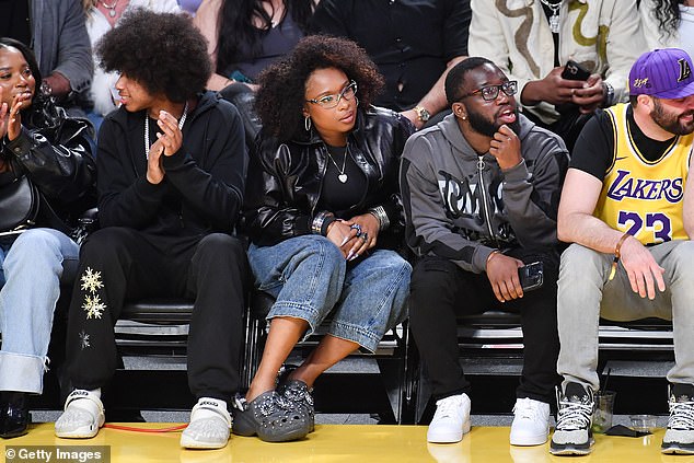 شاهدت جينيفر هدسون ، الفائزة بجائزة Egot ، لعبة Courtside ، وهي تبدو أنيقة في سترة قاذفة أسود وجينز وتماسيح معبدة