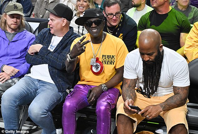 في حين أن Flave Flavon Flave Flavon من مغني الراب ونجم تلفزيون الواقع ، ظهر أيضًا بمظهر غير متوقع ، حيث كان يبرز مع بنطلونه الأرجواني المعدني الضيق وساعة توقيعه حول عنقه