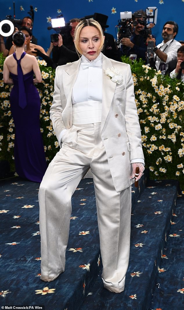 اعتمد Met Gala موضوعًا تمشيا مع أسلوب المعرض وانضم مادونا إلى أدوات A الأخرى في تكريم الإبداعات الفنية على السجادة الحمراء