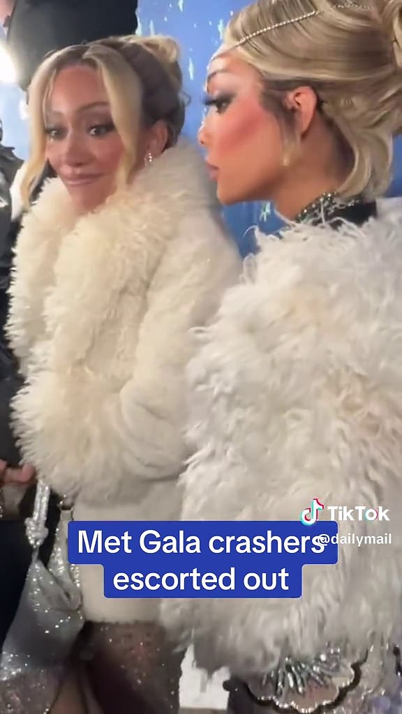 نشرت Dailymail.com مقطع فيديو عن Tiktok من الأخوات التوأم البالغة من العمر 25 عامًا سارة و Leah Marie التي ترافقها من السجادة الحمراء المؤدية إلى متحف متروبوليتان للفنون في مدينة نيويورك مساء الاثنين
