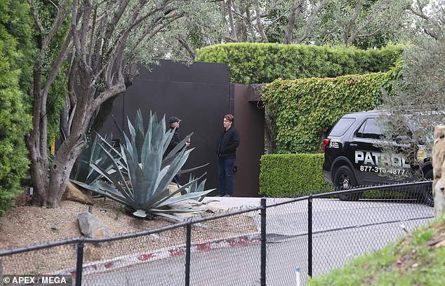 أكدت LAPD لموقع DailyMail.com أن كارويل ، 48 عامًا ، كان الشخص الذي تم تحديده وحجزه من أجل تخريب جناية خارج مقر أنيستون