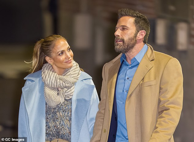 استمر زواج الزوجين قبل عامين فقط من طلب JLO للطلاق