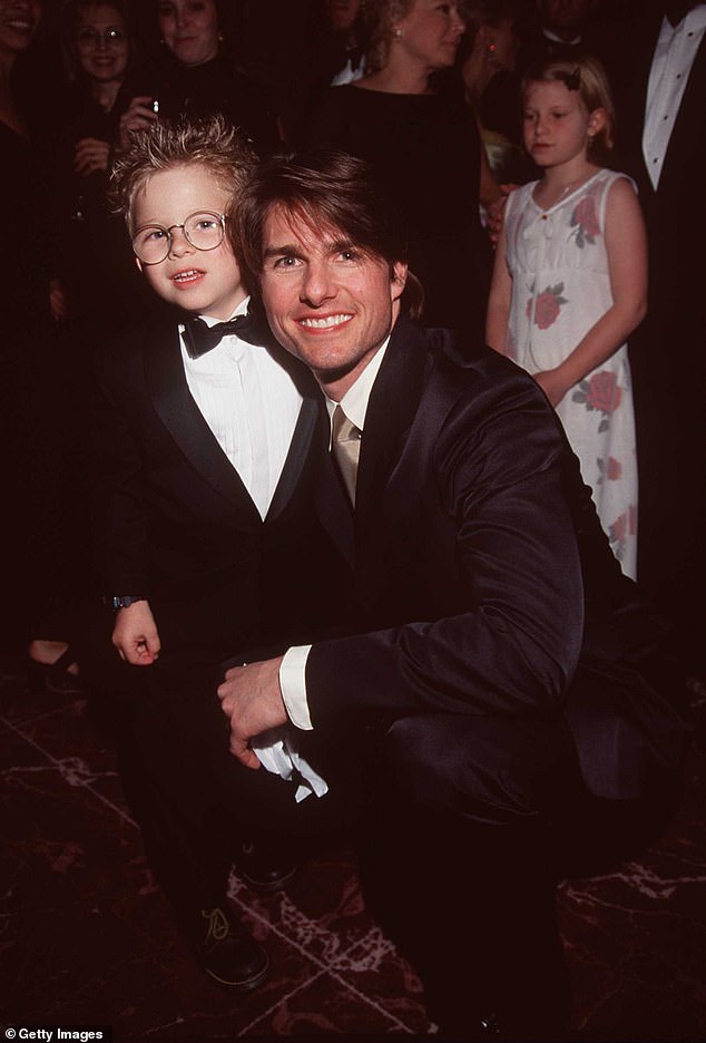 تشتهر Lipnicki ، 34 عامًا ، بالانتقال إلى أخمص القدمين مع النجم Tom Cruise في فيلم Jerry Maguire الحائز على جائزة الأوسكار (1996) ؛ في الصورة معًا في عام 1998 في لوس أنجلوس