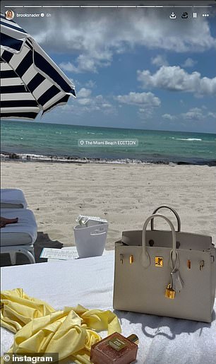 كما شاركت لقطة POV من كرسيها الصالة في فندق Miami Beach Edition