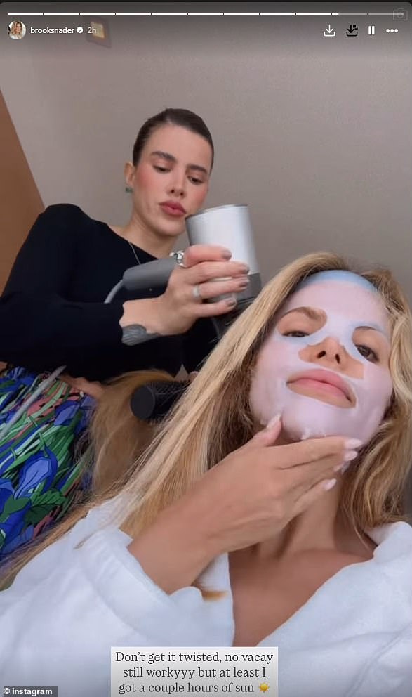 شاركت نادر في مقطع فيديو قصير في Instagram يوضح لها أن شعرها في تفجير شعرها بينما تعاملت مع قناع الوجه