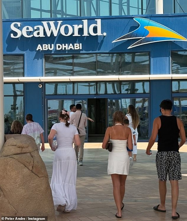 شارك نجم الواقع في مجموعة من أطفاله الذين يسيرون في حديقة Seaworld للحيوانات التي قوبلت برفض من عشاق الحيوانات
