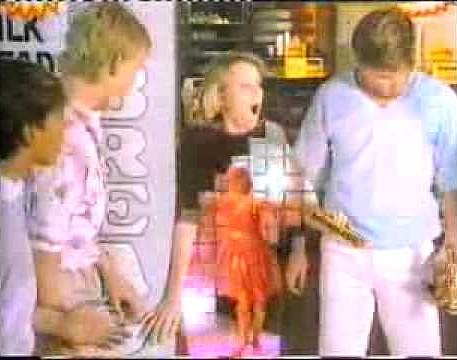 مرة أخرى في عام 1988 ، عندما كانت نعومي حوالي 20 عامًا ، ظهرت في إعلان ملون للغاية لشركة Cadbury الشهيرة بار Crunchie