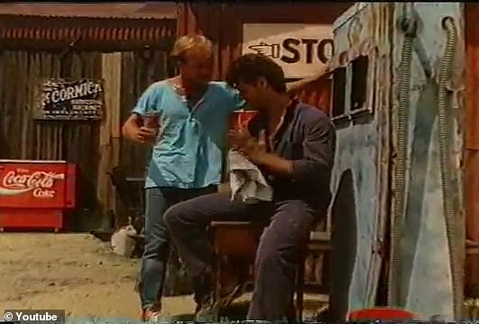 قبل دوره الانهيار في Romper Stomper لعام 1992 ، كان الفائز بجائزة الأوسكار في المستقبل سعيدا كوكا كولا