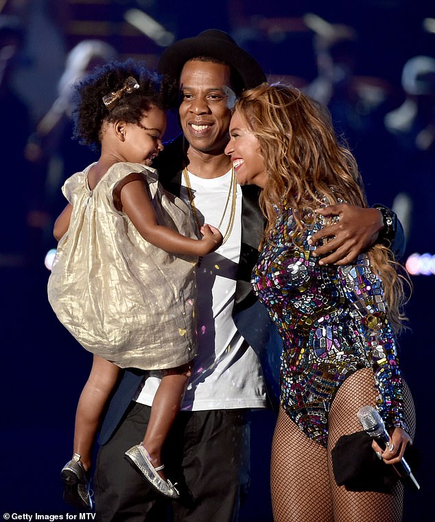 إنها أيضًا أصغر شخص في التاريخ يصنع مخطط Billboard بفضل حجاب في مجد Dad 2012 الذي ظهرت عليه كطفل. (في الصورة: جاي زي وبيونسي مع ابنة بلو آيفي كارتر على خشبة المسرح خلال حفل توزيع جوائز MTV Video Music 2014).