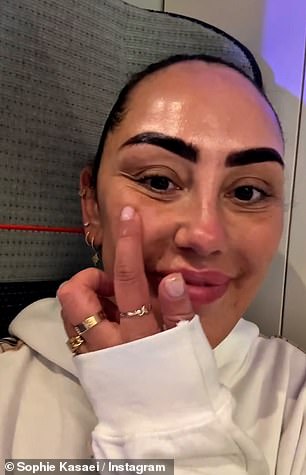 أخبرت نجمة Geordie Shore ، 35 عامًا ، كيف أن التواجد على شاشة التلفزيون تركت شعورًا بعدم الأمان بشأن مظهرها واستسلمت للجراحة بعد أن عرضت على إجراءات مجانية في الخارج (في الصورة من قبل)