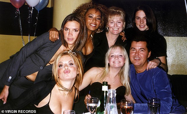 تم تصوير سيمون في عام 1997 مع Spice Girls Victoria Adams و Melanie Brown و Melanie Chisholm و Geri Halliwell و Emma Bunton بالإضافة إلى والدة إيما بولين