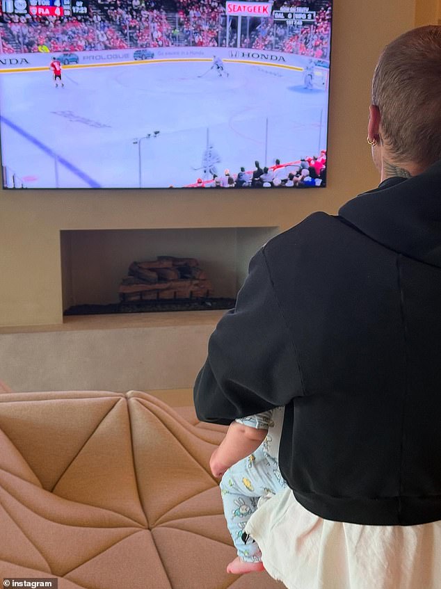 قام صانع Hitmaker Peaches بتحميل كل من بكرة قصيرة وربطه حيث شاهد فرق NHL Toronto Maple Leafs و Florida Panthers كاملة في المباراة يوم الجمعة