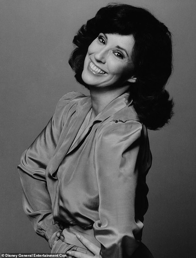 قام مثلث Lesley's Love With Rick Webber (Chris Robinson) و Monica Quartermaine (Leslie Charleston) بدفع المسلسل إلى رقم واحد ؛ دينيس في الصورة للمستشفى العام في عام 1981