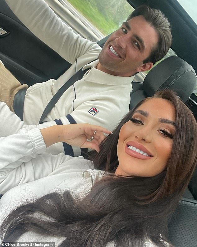 انتقلت شخصية التلفزيون ، 24 عامًا ، والفائز السابق في جزيرة Love ، 34 عامًا ، إلى منزلهم الأول معًا في مايو 2024 ، وحتى أنشأوا حسابًا مشتركًا لمشاركة تحديثاتهم المنزلية