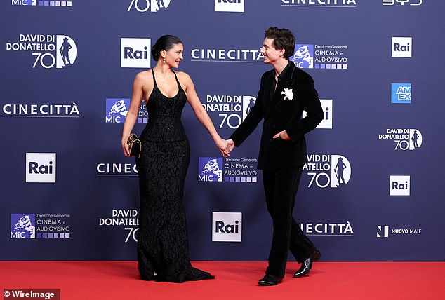 قبل أن يضربوا السجادة الحمراء - لأول مرة معًا ¿chalamet facetimed مع مدير توم فورد الإبداعي Ackermann