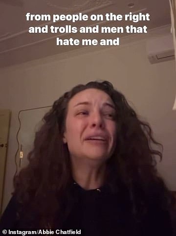 في المقطع ، طلب آبي من كليمنتين التوقف