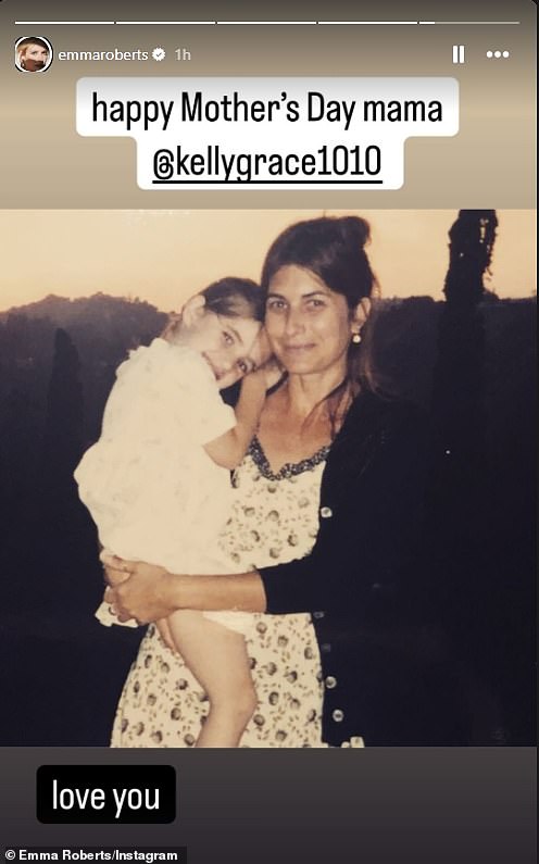 في قصصها في Instagram ، كرمت نجمة قصة الرعب الأمريكية ، وهي ابنة الممثل إريك روبرتس ، والدتها كيلي جريس ، والكتابة ،