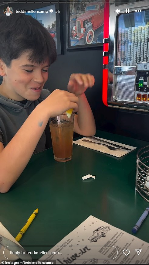 أمسكت ببعض الطعام مع أطفالها في Mel's Drive-In