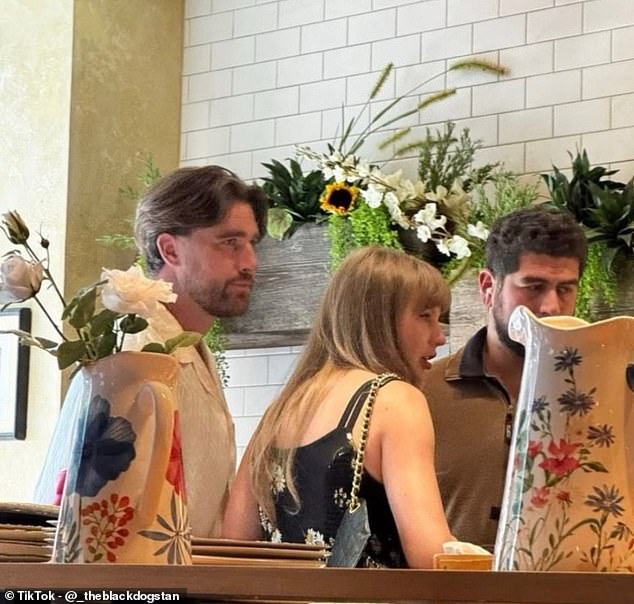 انضم كيلس وسويفت إلى أمهاتهم في عيد الأم في فيلادلفيا ، مما أثار دهشته في مطعم محلي من المزرعة إلى المائدة.