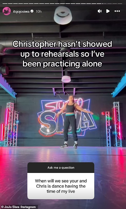 مع مشاركة أخرى ، أظهرت Jojo ممارستها و Dance 'Chris إلى Dirty Dancing's (لقد كان لدي) وقت أغنية حياتي كما لاحظت أنه لم يحضر بعد للبروفات