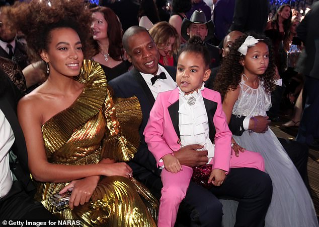 ¿الأزرق هو أيضا كتابة مواد بمساعدة من Solange ، ¿مصدرنا استمر (في الصورة في عام 2017 مع Solange و Jay-Z)