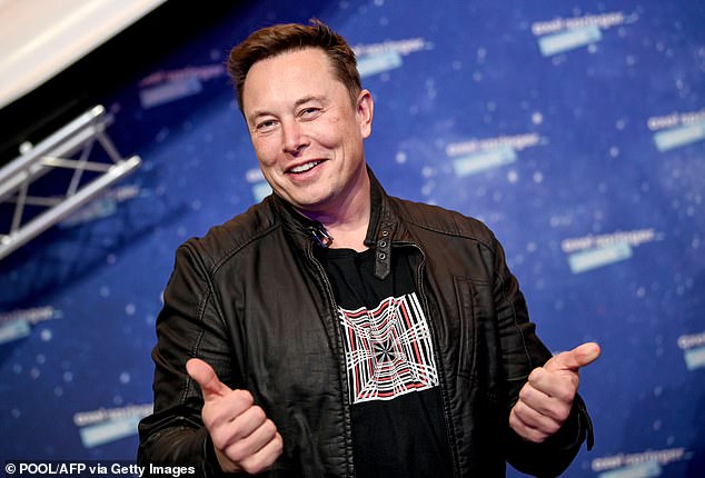 تكهن مستخدمي الإنترنت بأن والد الأطفال يمكن أن يكون مؤسس الفضاء X بسبب إعلان عام 2022 الذي أدلى به صديق عائلة سمع زعم أن الممثلة والمسك كانتا في معركة قانونية على أجنةهم