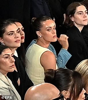 يبدو أن وجه ضيف واحد يقول كل شيء حقًا. جالسة خلف Who's Who of the Form of the Frow ، ظهرت أنها تخرج ذقنها مع الرفض مع تمرير النماذج