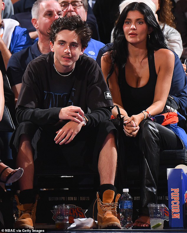 كان Kylie و Timothee Chalamet يتجهان إلى دائرة الضوء في كثير من الأحيان في الأشهر الأخيرة - مثل التوقف بحلول مهرجان Coachella الموسيقي 2025 في أبريل ومباريات الدوري الاميركي للمحترفين الأخرى منذ أبريل.