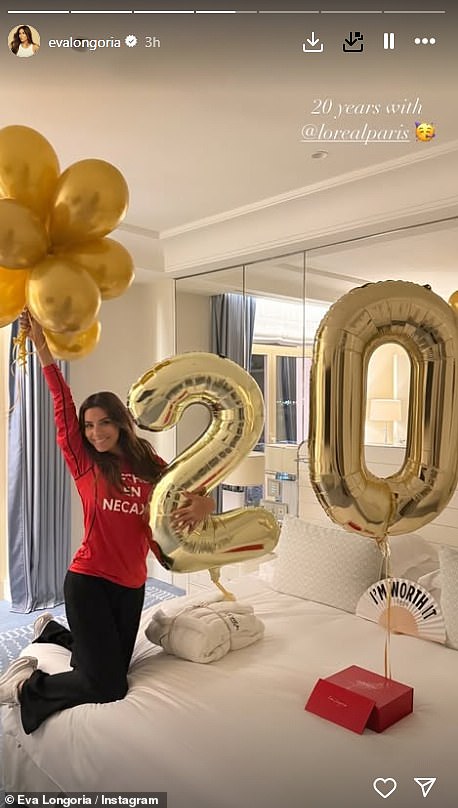 في وقت سابق من اليوم ، انتقلت إيفا إلى Instagram وشاركت أنها عملت مع لوريال لمدة 20 عامًا أثناء عرضها مع عدد من البالونات الذهبية على سريرها الفخم