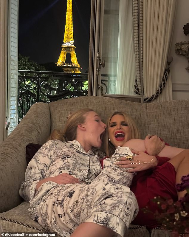'عيد أم سعيد للجميع! الحياة لا تأتي مع تعليمات ... إنها تأتي مع ماماس! حب الأم هو شيء لا يمكن لأحد أن يشرحه على الإطلاق ،