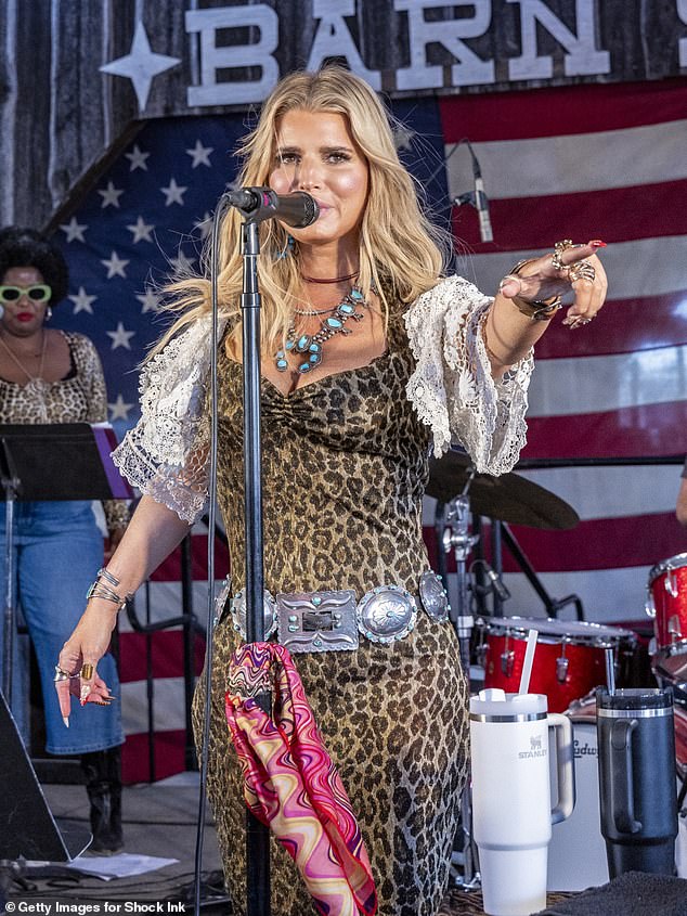 قبل شهرين من شهر مارس ، أسقطت جيسيكا أحدث EP لها بعنوان Nashville Canyon: الجزء 1 الذي يحتوي على ما مجموعه خمسة مسارات بما في ذلك استخدام قلبي ضدي وألومني ؛ شوهد في مارس في تكساس