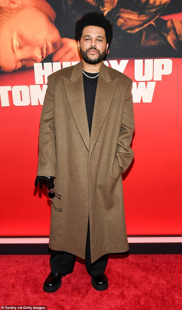 وارتدى The Weeknd ، المولود Abel Makkonen Tesfaye ، معطفًا بنيًا طويلًا على قمة الزي الأسود