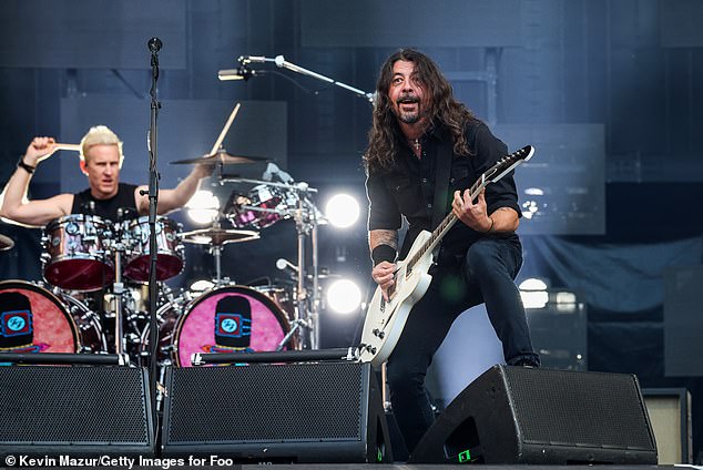 أعلن عازف الدرامز جوش فريز - الذي تم تصويره العام الماضي مع Grohl - أنه قد تم إقالته فجأة من الفرقة في منشور على Instagram - بعد شائعات أنه كان من المقرر أن يحل محل تايلور هوكينز الراحل بشكل دائم.