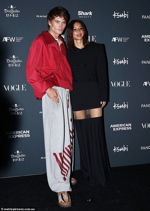 أظهرت محررة Vogue Australia في زعيم كريستين سنتينيرا اللياقة البدنية المذهلة في ملابس أنيقة أسود بالكامل تتكون من قمة تشبه السترة مقترنة مع طماق مطابقة
