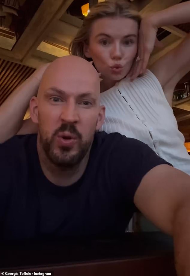 بدا الزوجان مغرمًا كما كان دائمًا في تجميع الصور