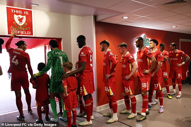 كانت الصورة التي تم عرضها واحدة من Olly التي تلمس علامة Anfield في ليفربول FC ، تاركة مؤيدي Everton في حضور غير سعيد
