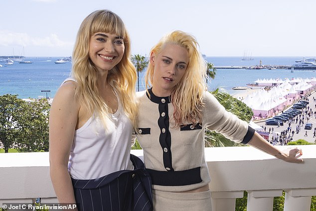 لقد انضمت إلى الصور التي قام بها Imogen Poots التي اختارت فرقة سراويل مزجعة باللون الأزرق والأبيض مع أعلى سترة بيضاء ، والتي تعاونت مع أعقاب منصة مكتنزة
