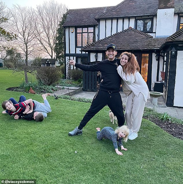 مع الزوج جو سواش والأطفال في حديقة The Pickle Cottage التي تم نشرها كثيرًا ، حيث قام Stacey بتصنيع الفيديو السيئ الحكم