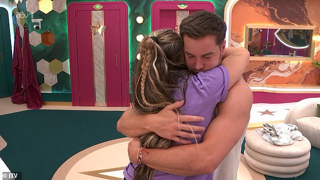 منذ أن التقيا في Celebrity Big Brother House ، وضعت كريس وجوجو ألسنة تهتز مع رابطة وثيقة ، لكنهم أصروا في السابق على علاقتهما كانت أفلاطونية بدقة