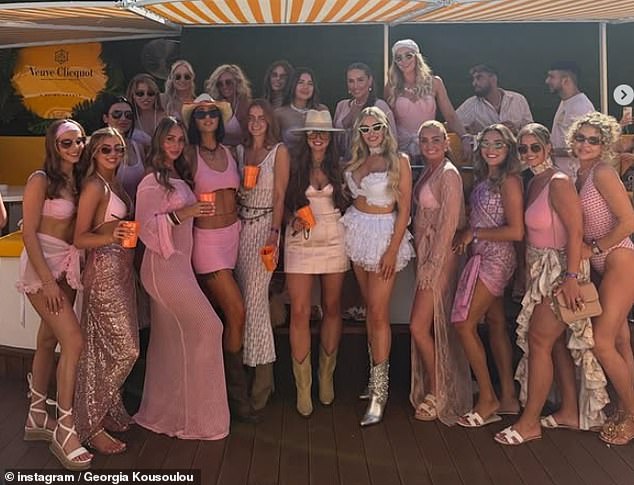 انضم إلى النجم أصدقاء منذ فترة طويلة بما في ذلك Amber Dowding و Lydia Bright ، حيث انزلقوا في ملابس السباحة الوردية الملتوية ليوم ممتع في نقطة الساخنة المشاهير