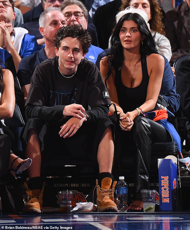 التقى Kylie و Timothée - صديقه المتبادل هايدر أكيرمان - منذ عام 2019 في نوبو ماليبو ، لكنهما لم يبدأوا في المواعدة حتى أبريل 2023 (في الصورة يوم الاثنين الماضي)