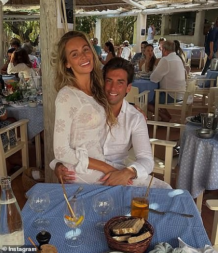 تم إلقاء القبض على نجمة TOWIE في وقت سابق من هذا الشهر بعد الصفوف مع ملكة الجمال السويدية ، وقد تلقت الآن أمر تقييد يعني أنه ممنوع من الاتصال بها