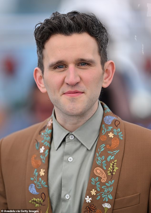 ممثل الملكة المناورة هاري يلعب دورًا في فيلم Shy She Colin ، الذي يتم تفجير حياته الهراوة في الضواحي عندما يلتقي بشخصية ألكساندر راي