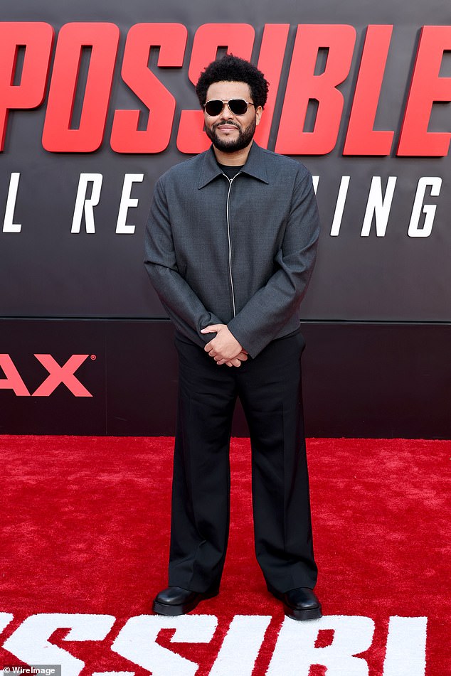 أقرت The Weeknd بأن أداء معركة توم كروز لعام 2015 "لا أستطيع أن أشعر وجهي" عززت بشكل كبير شعبية الأغنية ، حتى مساعدتها في الوصول إلى المرتبة الأولى على المخططات