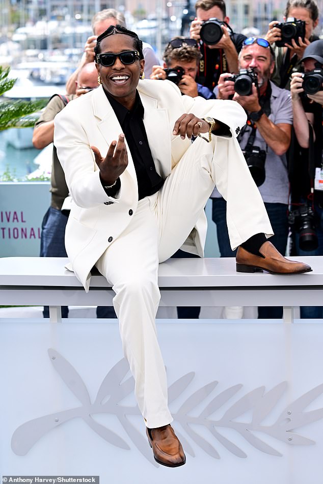 فيلم Neo-Noir Crime Thriller أيضًا من بطولة Denzel Washington و Ice Spice ويتبع حكاية قطب الموسيقى Titan (Denzel) الذي يستهدف بمؤامرة فدية